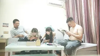【换妻传媒】约巨乳夫妻4P交换，玩成人游戏调情，扶着肥臀后入，两个奶子操的直晃动