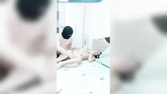 【有奶水的彤彤】还在哺乳期的少妇，为了奶粉钱，约粉丝来啪啪，骚穴粉嫩，淫液喷射，连续干不停