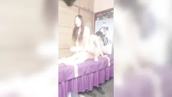 有钱大哥勾搭两个风骚女按摩技师，不停撩骚扒光玩奶又摸逼，享受骚逼的口活服务，按摩床上激情爆草淫声荡语