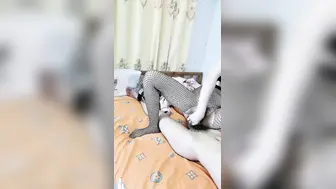 新人下海渔网袜御姐【下篇】齐逼牛仔短裤！和炮友激情操逼，骑乘位插穴，两个奶子直晃动