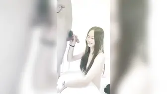 新人下海网红美女~刚破处不久，小穴超粉嫩紧致，难得一见，抓着屌口交，插入猛攻娇喘大声