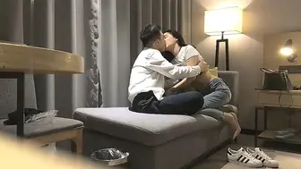本人比照片还漂亮，猛男帅哥约操170CM妹子，还挺主动求舌吻，掰开小骚逼看看，穿上黑丝骑乘抽插，后入姿势大屌爆插