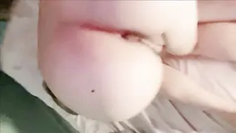 花臂纹身D罩杯小姐姐，奶子又大又圆，和炮友大晚上操逼，全程很主动，大屁股猛坐