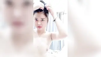 清纯小妹全程露脸伺候小哥的大鸡巴，用鸡巴敲奶子深喉主动上位抽插浪叫呻吟，让小哥揉奶子拍着屁股后入爆草