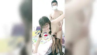 清纯小妹情趣扮演护士情趣大辫子好漂亮，风骚大奶子黑丝高跟诱惑，像个母狗一样让小哥床上床下爆草表情好骚