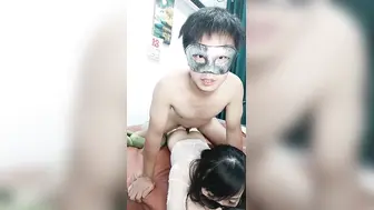 看着就很骚的小少妇【2】跟小哥深夜直播啪啪给狼友看，草舒服就露脸了，让小哥吃奶抠逼配合小哥各种抽插爽上天
