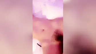 短发气质美少妇，约跑友到酒店里面，看着庆余年花样多样啪啪无套做爱，战后的逼逼湿漉漉的水很多