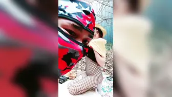 精壮小伙户外享受姐妹花激情啪啪给狼友看，全程露脸享受骚逼的口交大鸡巴，压在身下爆草抽插激情上位姐妹放哨
