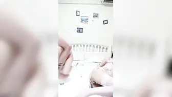 绝对精彩【上篇】168CM美女3P名场面！两根屌轮番舔弄，掰开无毛紧致骚穴，大长腿骑乘位猛操