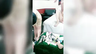 网约少妇4P激情，丝袜诱惑蹂躏骚穴，各种道具玩弄骚穴和菊花，大哥一起抠两逼玩拳交，瓶子抽插浪叫大鸡巴爆草