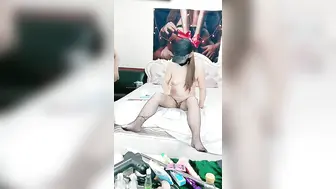 网约少妇4P激情，丝袜诱惑蹂躏骚穴，各种道具玩弄骚穴和菊花，大哥一起抠两逼玩拳交，瓶子抽插浪叫大鸡巴爆草