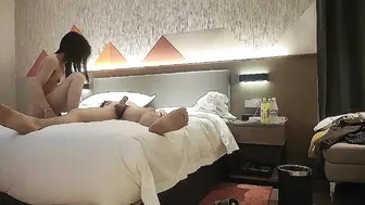 大圈高端奥迪女，跪着吸吮舔屌，怼着骚穴持续输出，搞得妹子受不了，要退钱走人