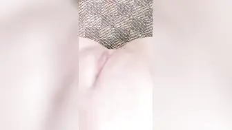 女仆装网红美女！烈焰红唇一线天肥穴！镜头前展示口活，特写大屌抽插微毛骚穴，最后冲刺无套内射