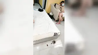中年熟女就是放得开，大战双男多人群P群战换着玩画面太淫荡