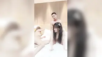 乖乖的小野猫激情群P啪啪大秀演绎【3】全程露脸淫乱的房间哪里都是战场，几个骚女被大哥们各种乱草淫声荡语