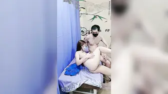 养生馆里勾搭性感女技师，撩骚互动口交大鸡巴，扒光了开草，按摩床上大鸡巴各种抽插，叫的好骚精彩不要错过