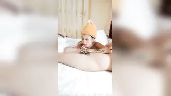 刚洗完澡的小少妇床上伺候小哥，露脸温柔的给小哥口交大鸡巴，主动上位无套抽插，让小哥干到冒白浆直接内射