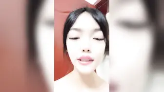 大热天打扮新人妹子，约个小哥哥带到酒店里面露脸口交，手持镜头啪啪射在外阴上