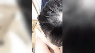 大热天打扮新人妹子，约个小哥哥带到酒店里面露脸口交，手持镜头啪啪射在外阴上