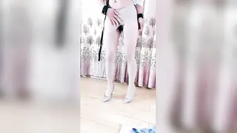 露脸调教人妻母狗，丝袜高跟逼里塞个跳蛋撅着屁股发骚诱惑狼友，口交大鸡巴舔蛋蛋搞的鸡巴好湿，无套上位草