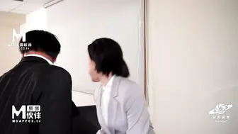 【麻豆传媒】【超短裙长腿黑丝女上司】为了不让我回家陪老婆，故意要求加班趁机玩弄我肉棒，高清720P原版首发【TT-007】