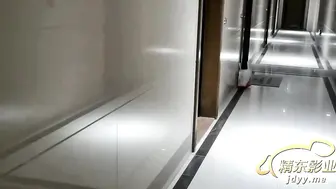 【精东影业】【我的老公在乌克兰】闷骚人妻借酒消愁，引来两位好兄弟狂操潮吹，高清720P原版首发【JD095】