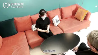 【天美传媒】尤莉【还不出钱只好当AV女优】初次拍摄淫水狂流，白虎骚穴全露出，高清720P原版首发【TMW01】