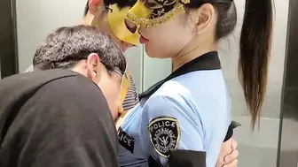 [糖心Vlog] 【绿意盎然】超顶绿妻大神拍摄极品美娇妻【亨利夫妻】情趣女警老婆3P单男，超淫吞食肉棒，淫乱性爱口爆吞精