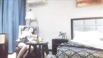 气质型西装御姐，大奶翘起臀，换上黑丝操逼，翘起屁股一下下猛顶，搞得浪叫