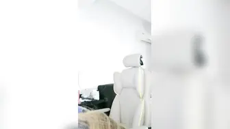 混血小美女的粉嫩多汁骚穴【上篇】丝袜制服诱惑对着镜头呻吟，道具激情抽插淫水好多，浪叫呻吟不止精彩不要错过