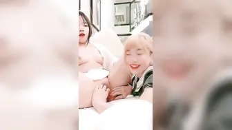 渣女集中营【大学宿舍-上篇】无毛白虎萝莉小妹，舌吻吃奶子玩逼道具抽插，跟狼友互动撩骚，几个小妹总有你喜欢的一款