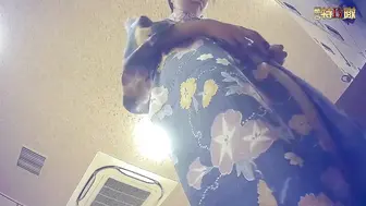 温泉洗浴中心女宾【换衣室洗浴间-1】内部真实偸拍，好多年轻嫩妹，各式各样大奶，翘臀性感的毛毛不知不觉，J8都看硬了