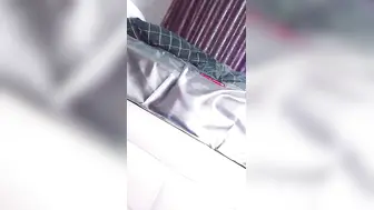 甜美红唇新人小姐姐【中篇】大尺度自慰诱惑，特写振动棒进出抽插，假屌放在地板上骑坐，大屁股对着镜头上下套弄