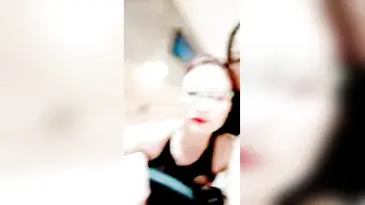 妈妈带女儿玩双飞啪啪秀，全程露脸宾馆伺候大哥，轮流给大哥口交大鸡巴，骚妈直播看着女儿被上位爆草揉奶子