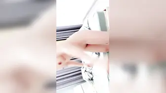 妖娆美少妇欧美风格，跪着吃双屌，前后齐夹击，一顿后入猛如虎，撸射在肚子上