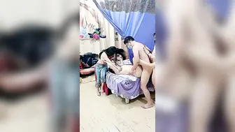 勾引女顾客【下篇】做特殊服务及其5P，享受了按摩就得享受抽插，淫乱的按摩房多体位爆草抽插激情5P，好闺蜜揉奶抠逼