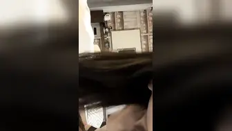 近期下海最极品的青春漂亮女神，偶像明星般9分顶级颜值，炯炯有神的大眼 高挑身材 一双笔直的美腿，难得露三点，学生制服控