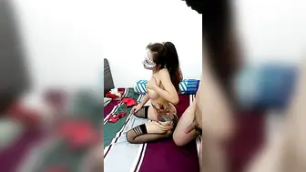纹身少妇的3P性生活【上篇】无毛骚穴黑丝诱惑自慰勾引大哥玩3P，口交大鸡巴激情上位嘴里还要舔鸡巴，被两大哥爆草