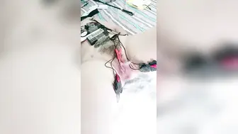 给小娘们上大邢，逼逼奶子电击玩弄神魂颠倒，玩的她高潮不断，口交大鸡巴，草了骚逼草菊花，舔着蛋蛋撸射