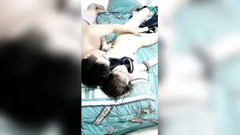 绿帽男让自己的老婆款待好兄弟4P【中篇】老公直播看两哥们玩弄自己老婆，情趣丝袜装诱惑全程露脸吃奶舔逼各种蹂躏