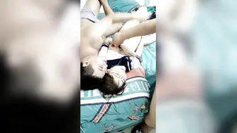 绿帽男让自己的老婆款待好兄弟4P【中篇】老公直播看两哥们玩弄自己老婆，情趣丝袜装诱惑全程露脸吃奶舔逼各种蹂躏
