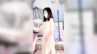 舞蹈系美女下海黄播【下篇】透视小肚兜跳雨伞舞，水蛇腰细长美腿，倒立一字马，红色高跟鞋，搔首弄姿诱惑