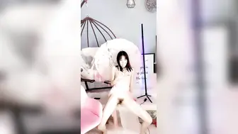 舞蹈系美女下海黄播【下篇】透视小肚兜跳雨伞舞，水蛇腰细长美腿，倒立一字马，红色高跟鞋，搔首弄姿诱惑