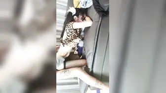 豹纹黑丝小萝莉全程露脸伺候两个小哥哥这怎么受得了，口交大鸡巴让小哥在沙发上后入抽插骚穴，呻吟可射刺激