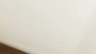 纹身少女跟两个小哥哥玩3P【上篇】露脸被小哥在床上各种抽插爆草玩弄骚穴，口交大鸡巴把自己都累换了还不被放过