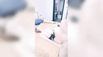 一线天无毛馒头逼，80斤新人面罩小妹，娇小身材美穴肥臀，第一视角被狂干抽插，后入爆操从下往上拍摄