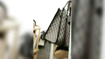 两女一男SM调教小哥哥，高跟女王小萝莉，舔逼喝尿脚踩鸡巴让她舔逼，淫声荡语给大哥足交，椅子上爆草萝莉
