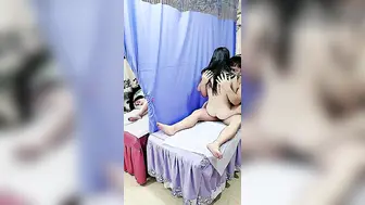 中医养生馆【上篇】跟好姐妹一起来找男技师按摩，特殊服务揉奶抠逼直接草上了，隔着帘子的呻吟浴火焚身自慰，隔着爆草