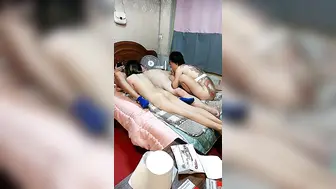 技校19小妹和风骚老阿姨跟两个大哥玩4P【上篇】全程露脸丝袜情趣被两大哥捆起来一起草嘴，各种蹂躏玩逼吃奶抽插