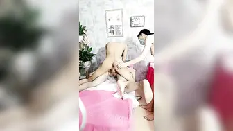 按摩店男女技师激情啪啪女顾客，小哥玩双飞揉奶子抠逼轮草两女，小钢炮草得相当有劲，浪荡呻吟不止不要错过
